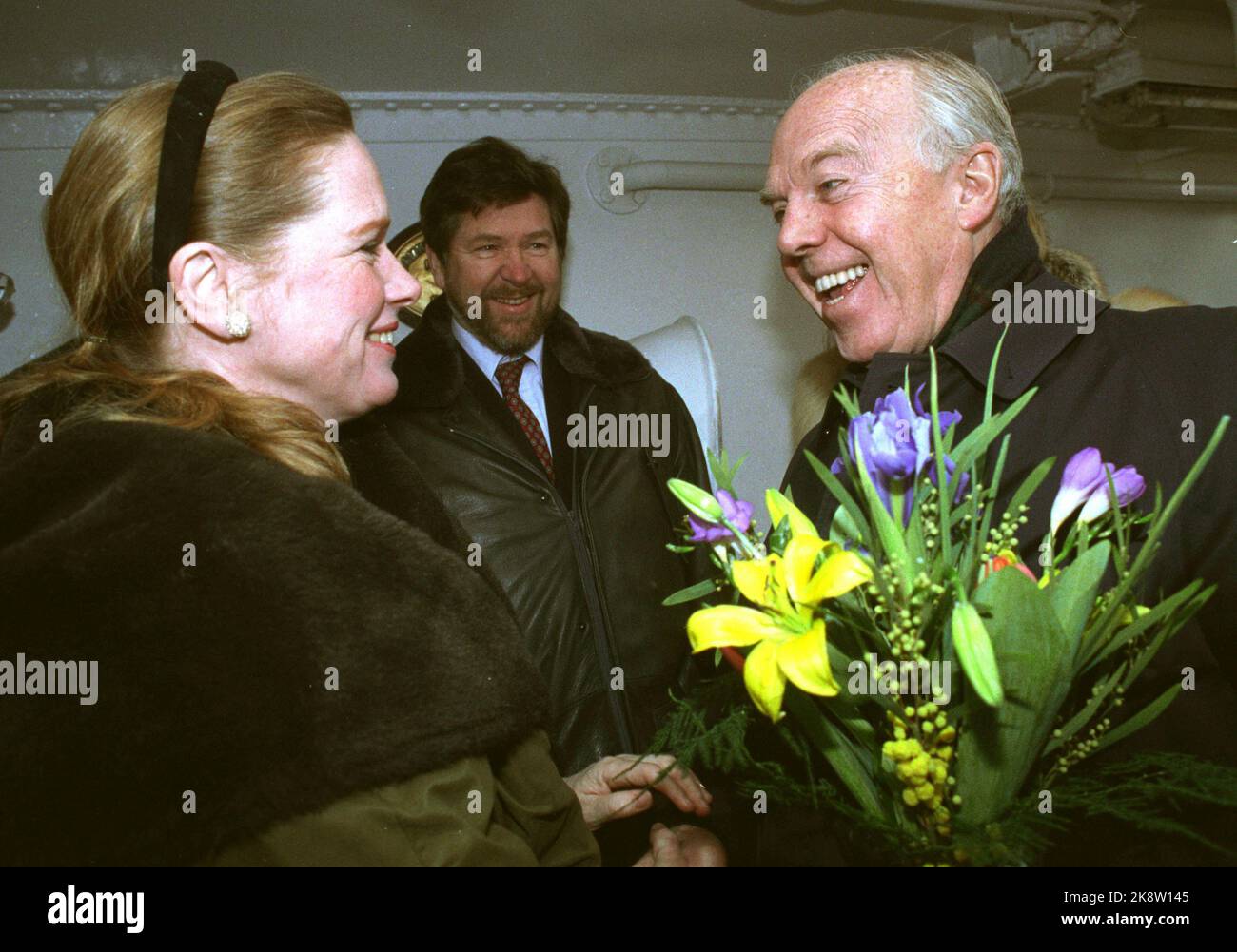 Oslo 19920110. L'attore Lasse Kolstad ha celebrato il suo 70th° giorno a bordo della nave della scuola Christian Radich con il re Harald e gli amici. Qui vediamo Liv Ullmann ( Harald Tusberg al centro della foto. Sorridente. Foto: Bjørn Sigurdsøn, archivio NTB Foto Stock