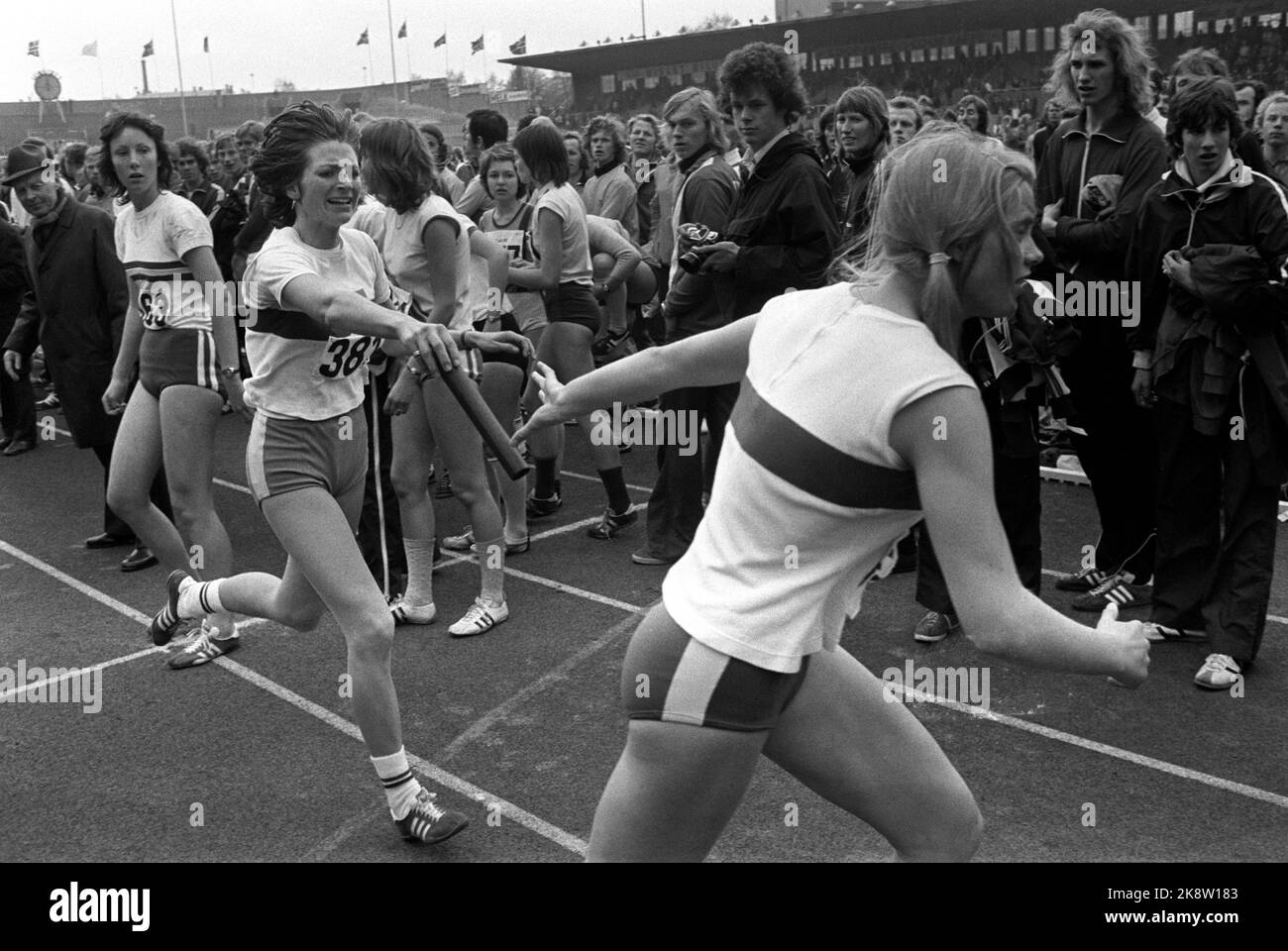 Oslo 19750511. Relè Holmenkoll. Per la prima volta, le donne sono state autorizzate a partecipare alla staffetta Holmenkoll. Sono state incluse 29 squadre femminili, e Tyrving ha vinto chiaramente la classe femminile. Nella foto, la donna ancora Bente Jacobsen ottiene il bastone di Marianne Skorgan Photo Erik Thorberg / NTB / NTB Foto Stock