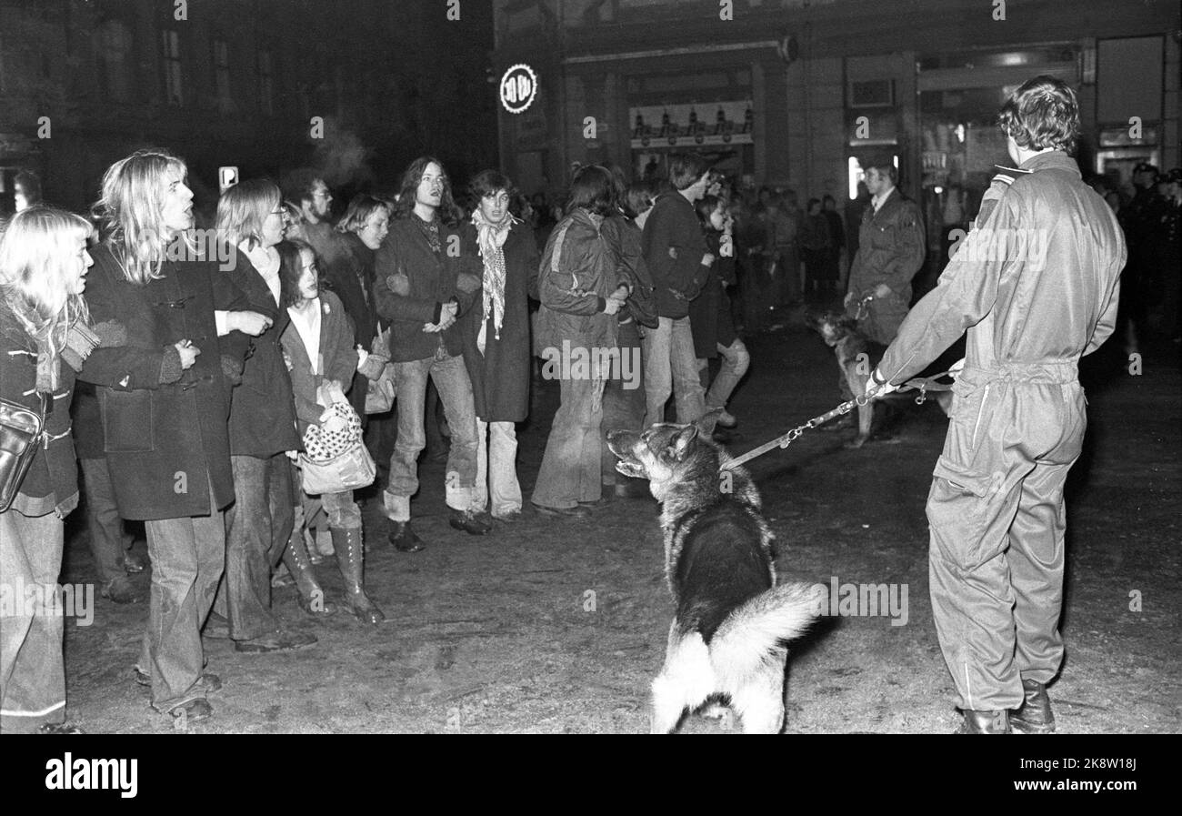 La scuola di Oslo 19761119 Hammersborg dovrebbe essere demolita. I membri del club per il tempo libero e altri che erano in casa protestarono contro la demolizione e occuparono l'edificio. La polizia ha usato i cani per rimuovere i manifestanti, e la strada ha dovuto essere ripulita più volte prima che la demolizione potesse iniziare. Foto Erik Thorberg / NTB / NTB Foto Stock