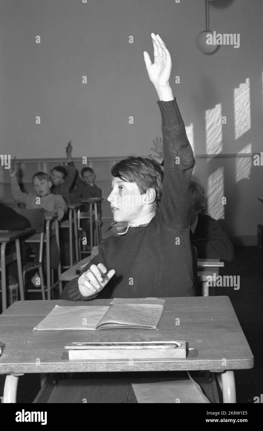 Oslo 19460221. Principe Harald studente alla scuola elementare di Smedad. Qui vediamo il principe Harald in classe che alza la mano. Foto: Archivio NTB / NTB Foto Stock