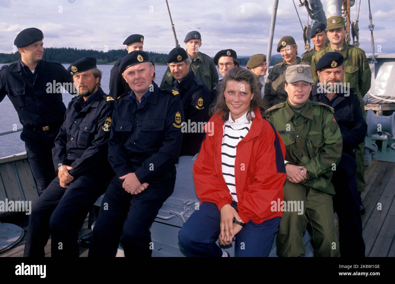 1990 agosto - la principessa Märtha Louise visita le forze armate. Qui si siede con soldati in uniforme. Foto: Knut Falch / NTB Foto Stock