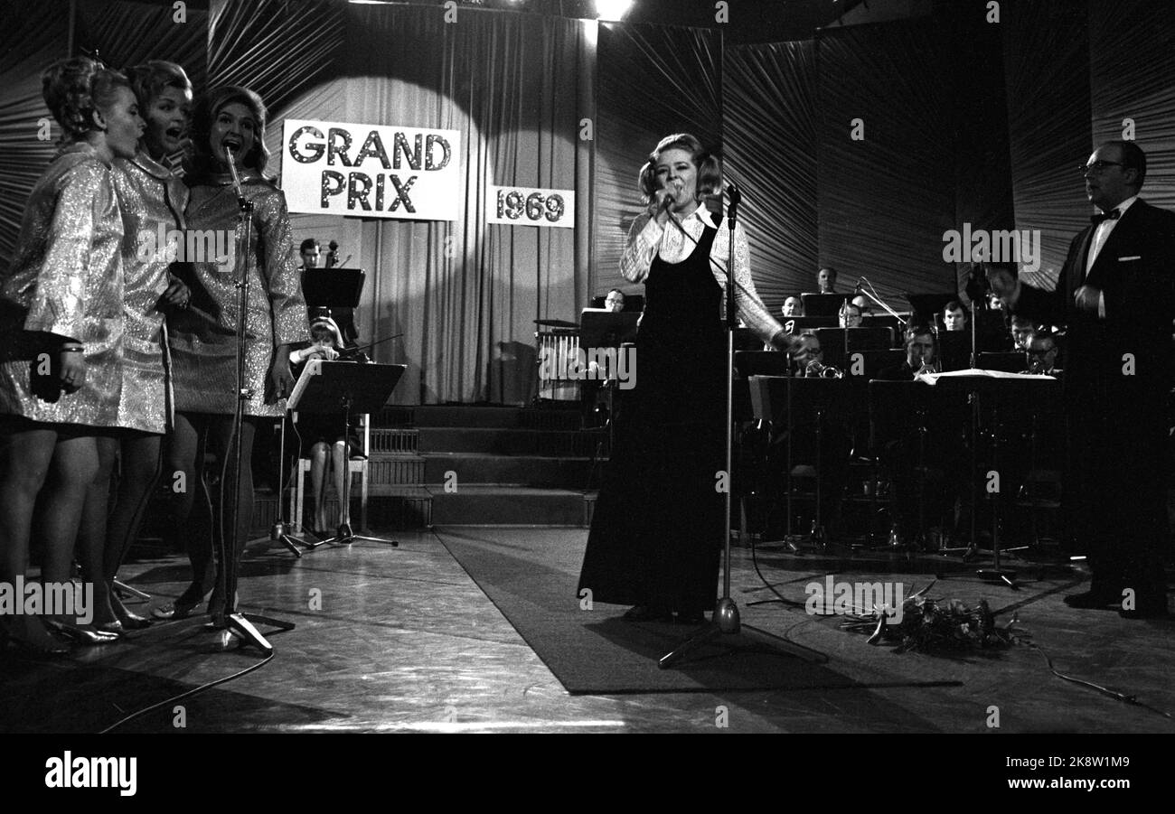 Oslo 19690310 Melodi Grand Prix in NRK Television è vinto da Kirsti Sparboe con il brano "OJ, OJ so Will Will Will" scritto da Arne Bendiksen. Qui, Sparboe canta di nuovo la canzone vincente, dopo che la vittoria è stata un fatto. Foto: NTB / NTB Foto Stock