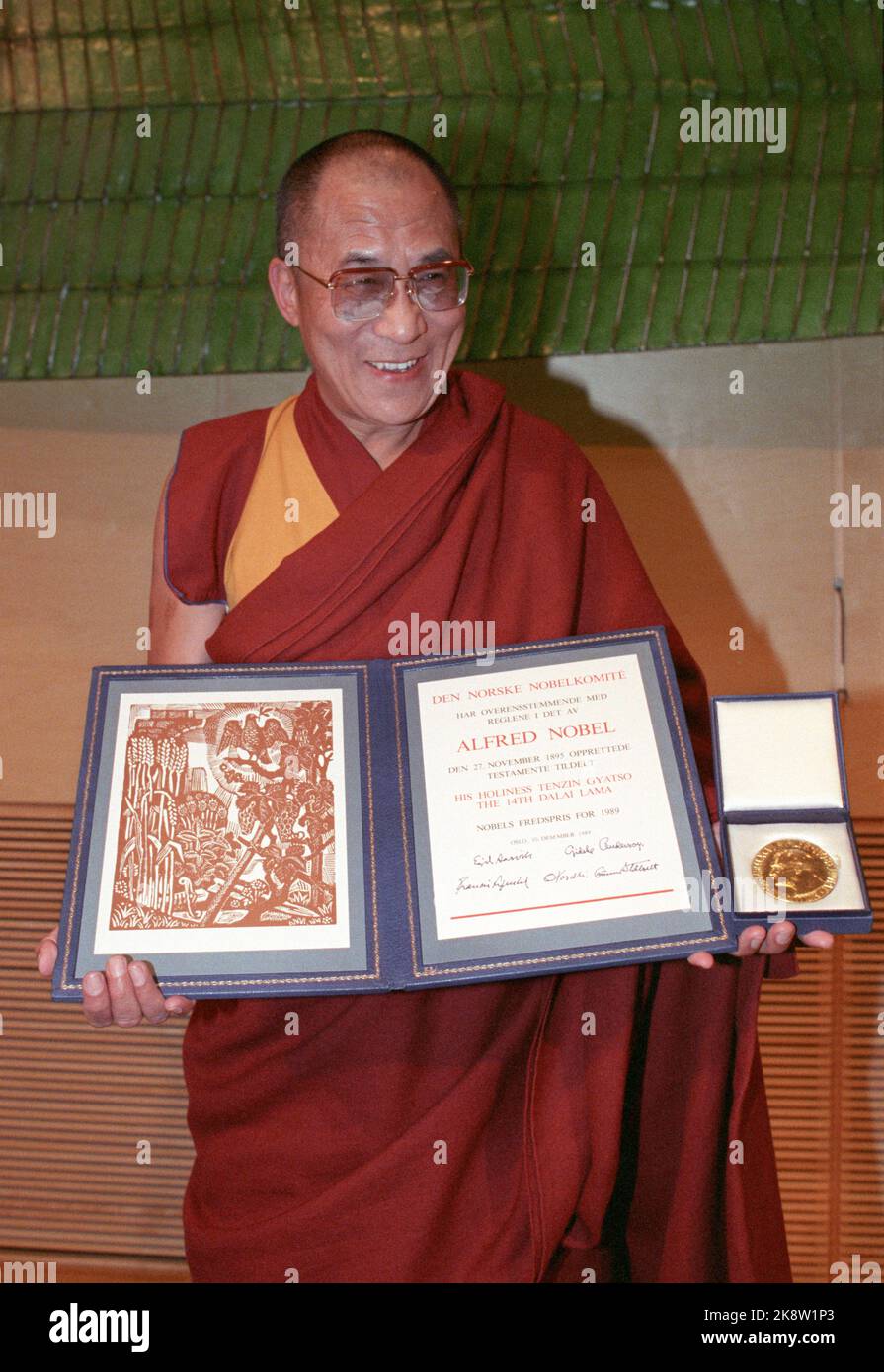 Premio nobel per la pace 1989 al dalai lama la foto immagini e fotografie  stock ad alta risoluzione - Alamy