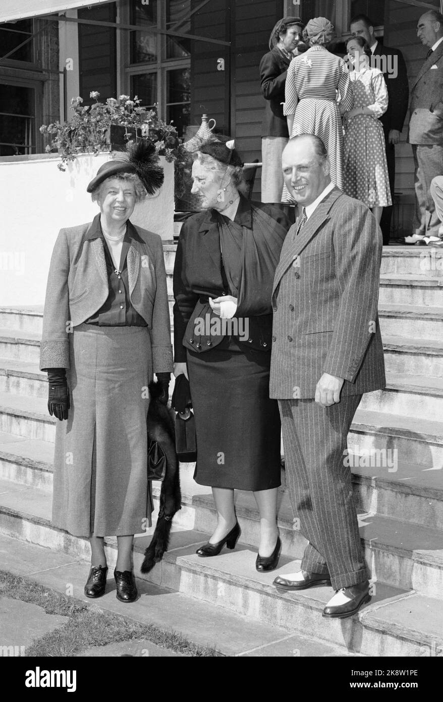 Skaugum, Asker 19500604. Eleanor Roosevelt si trova a Oslo per svelare la statua del marito Frankelin D. Roosevelt, presso la Fortezza di Akershus. Roosevelt (t.v.) a Skaugum insieme alla Principessa Corona Märtha e al Principe Corona Olav. Crown Princess Märtha con il braccio in grasso. Foto: NTB / NTB Foto Stock