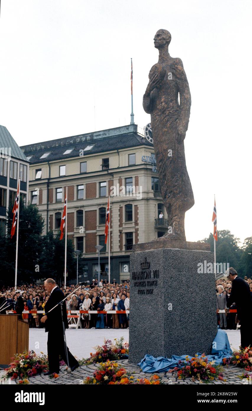 Oslo 19720803. Il VII 100th° anniversario di re Haakon. Dalla solennità del 7th giugno ad Oslo, dove lo scultore Nils AAS ha scoperto la statua del re Haakon da parte del re Olav. Foto: NTB / NTB Foto Stock