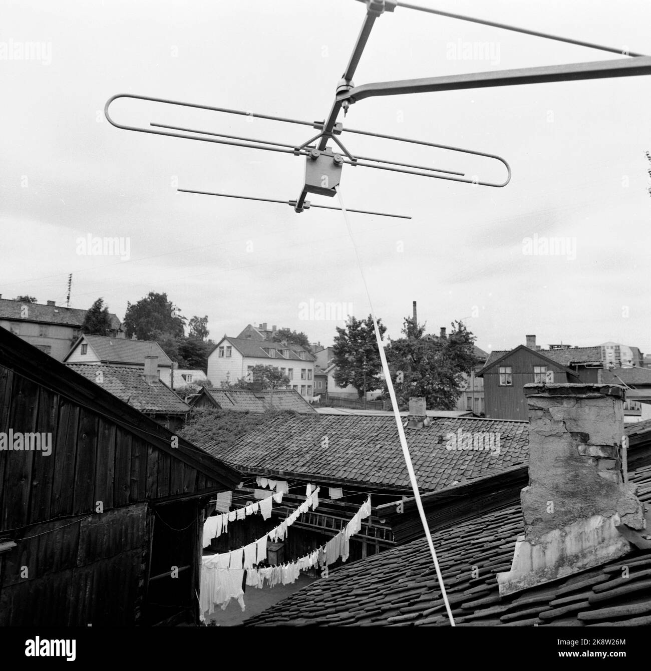 Oslo il 1966 maggio a Rodeløkka è stato più o meno tranquillo per 150 anni, ma le persone prosperano e non si spostano o si modernizzano. Tuttavia, la televisione è giunta a Rodeløkka. Ecco un'antenna TV sul tetto a Langgata 17. Stanco e sicuramente infiammabile tubo sul tetto Th. Nella foto. Foto: Storløkken / corrente / NTB Foto Stock