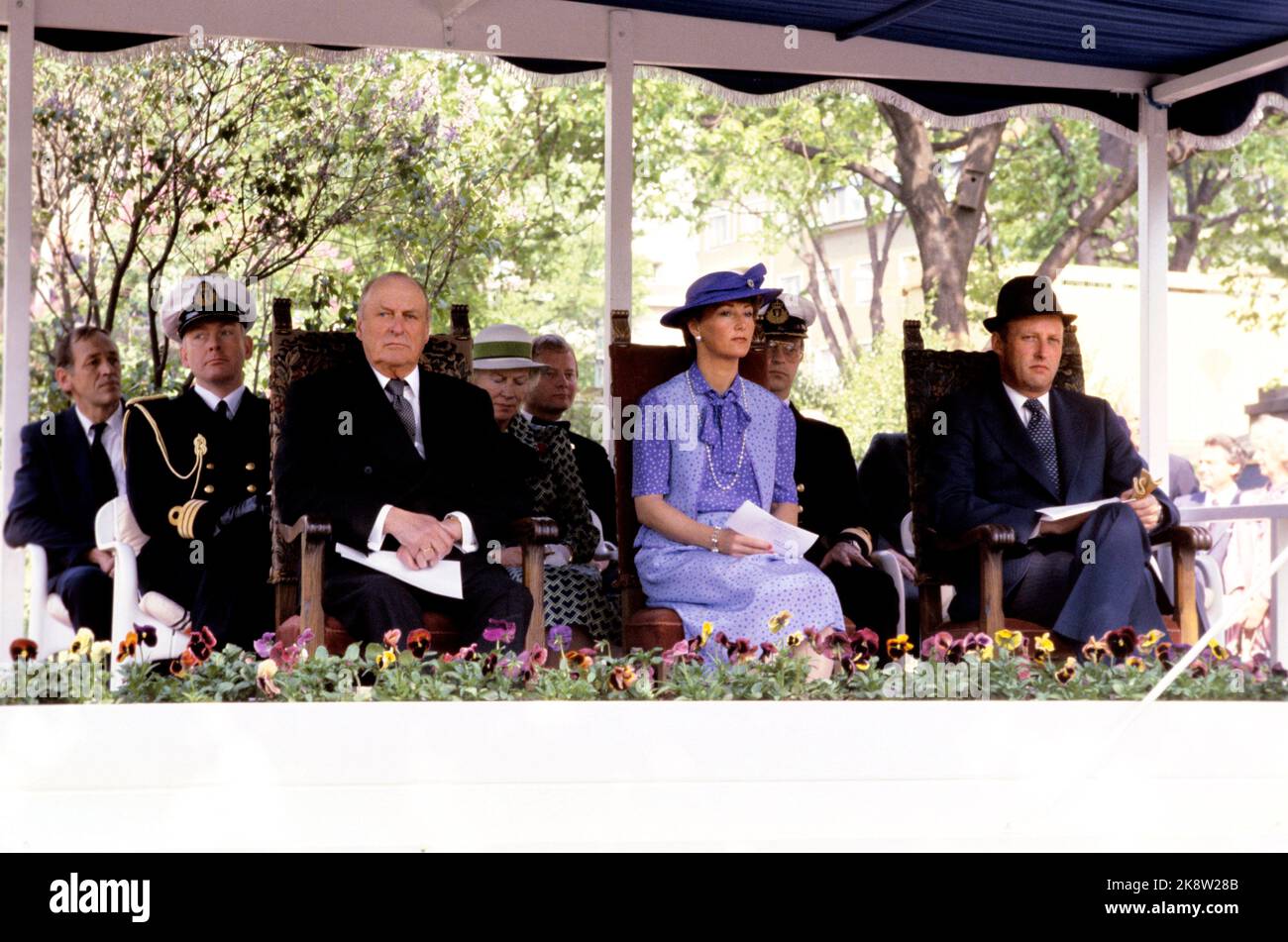 Bergen 19810522. t.v. Re Olav, Principessa della Corona Sonja e Principe della Corona Harald durante la presentazione del Monumento Ibsen di fronte alla scena nazionale di Bergen. Lo scultore Nils AAS ha creato il monumento. Foto: Henrik Laurvik / NTB Foto Stock