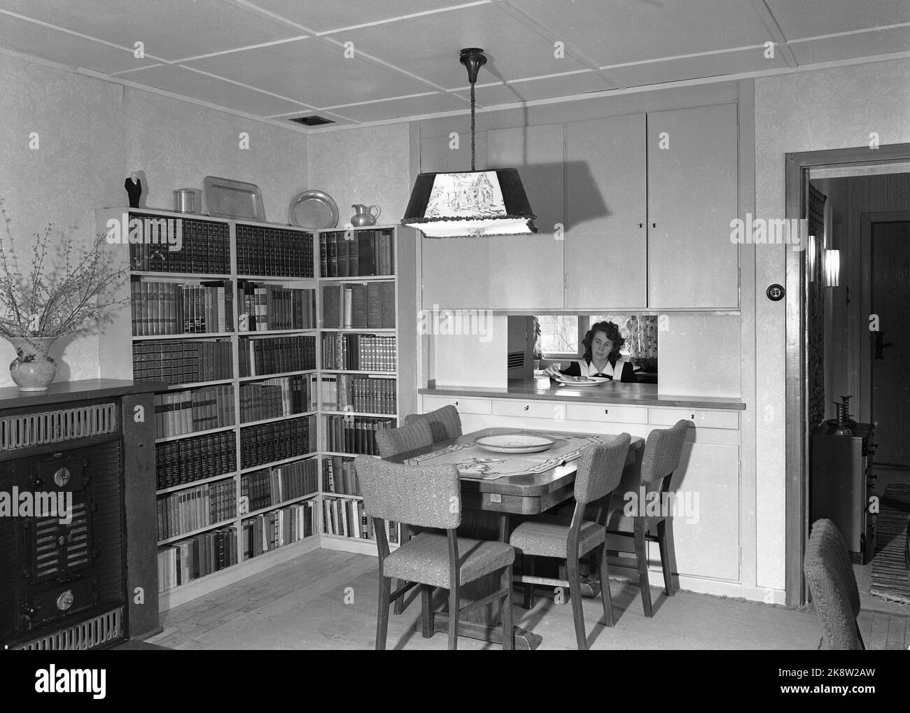 Oslo 19500323 Housing, Villa-tipo chiamato Ness-Hus. Interno. Sala da pranzo / gancio da pranzo con piano cottura e scaffali. Portello di servizio tra il soggiorno e la cucina. Foto: NTB / NTB Foto Stock