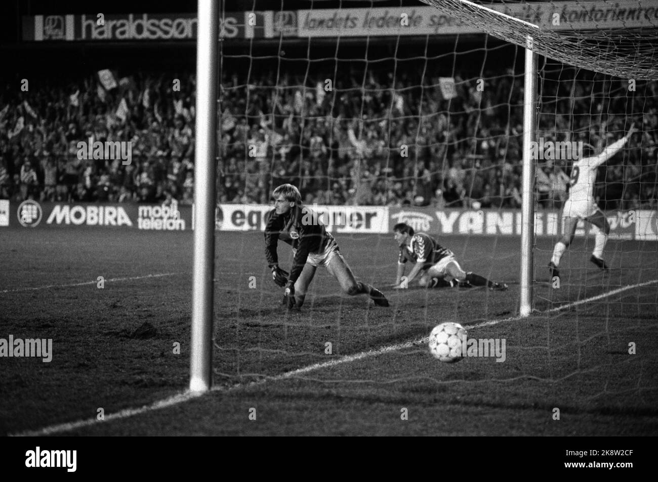 Oslo 16 ottobre 1985. Stadio Ullevaal. Norvegia - Danimarca 1 - 5. Klaus Berggren ha segnato per la Danimarca. Erik Thorstvedt è sul ginocchio e non può fare nulla. Foto: Bjørn Sigurdsøn / NTB / NTB Foto Stock