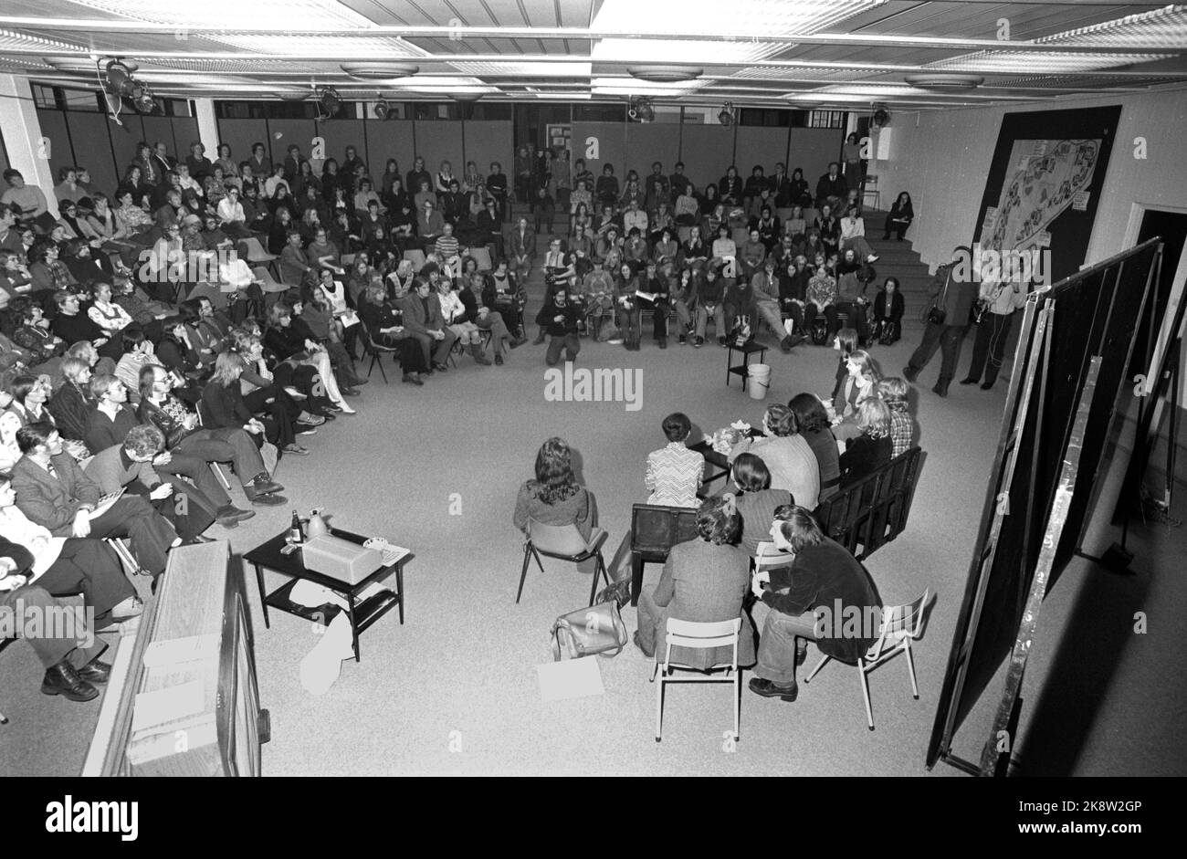 Oslo 19740126. Il Teatro Nazionale ha istituito una legge sulle ragazze. Si tratta di uguaglianza delle donne sul posto di lavoro in casa e oppressione nella società, che decidono di sciopero. Nel gioco incontriamo quattro donne. Tre di loro sono lavatrici e autisti di gru. I due attori maschi Lars Andreas Larssen e Eilif Armand suonano mariti e rappresentanti d'affari. Qui dalla prima a Romsås dove è stato imballato, ma sono promesse un'altra prestazione. Foto: Aage Storløkken corrente / NTB Foto Stock