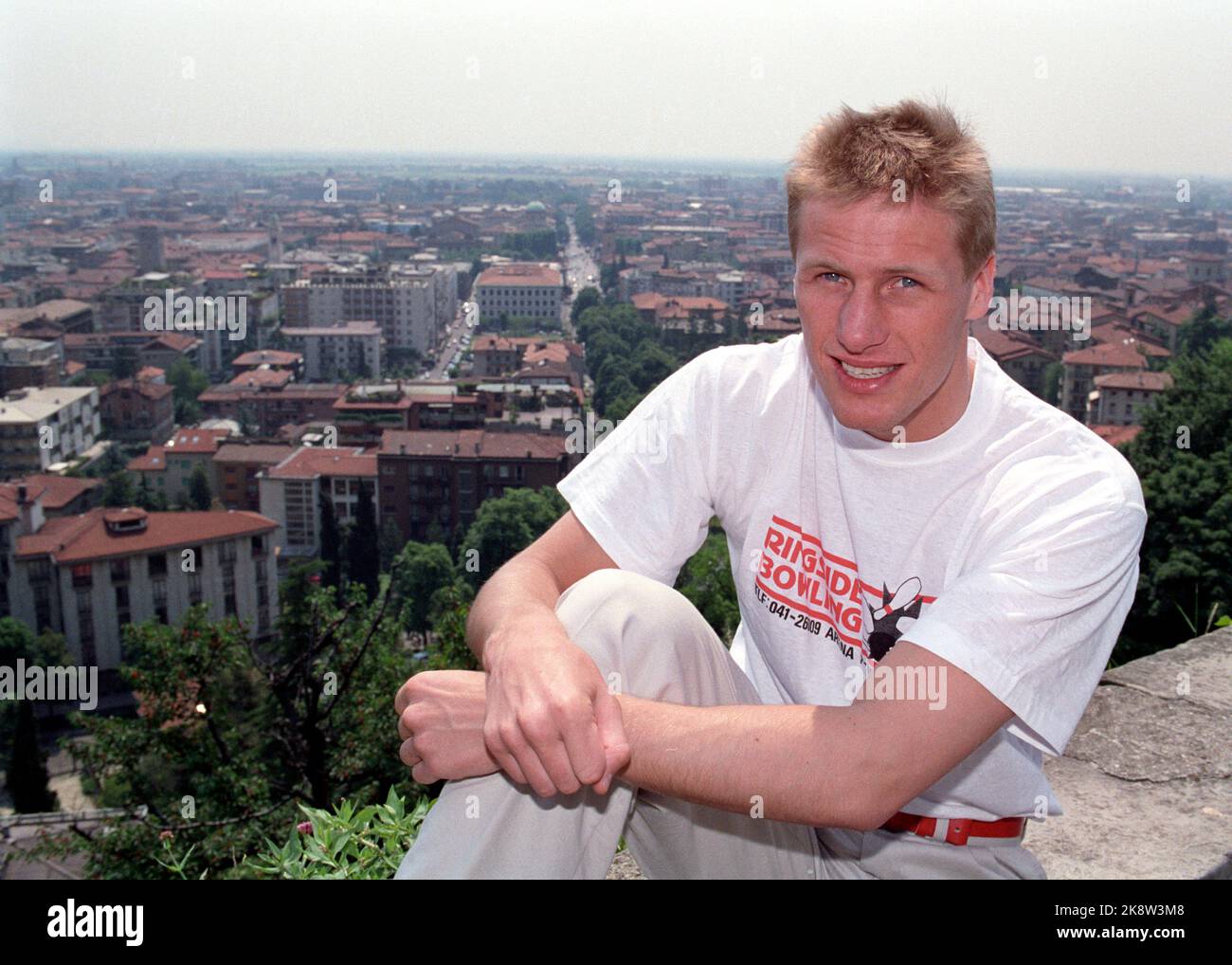 Bergamo, Italia 25.05.89: Magne Havnå si rilassa con la vista di Bergamo, il giorno prima della partita per il titolo di Campionato europeo in pugilato professionale, Cruiser peso. Foto: Morten Hvaal Foto Stock