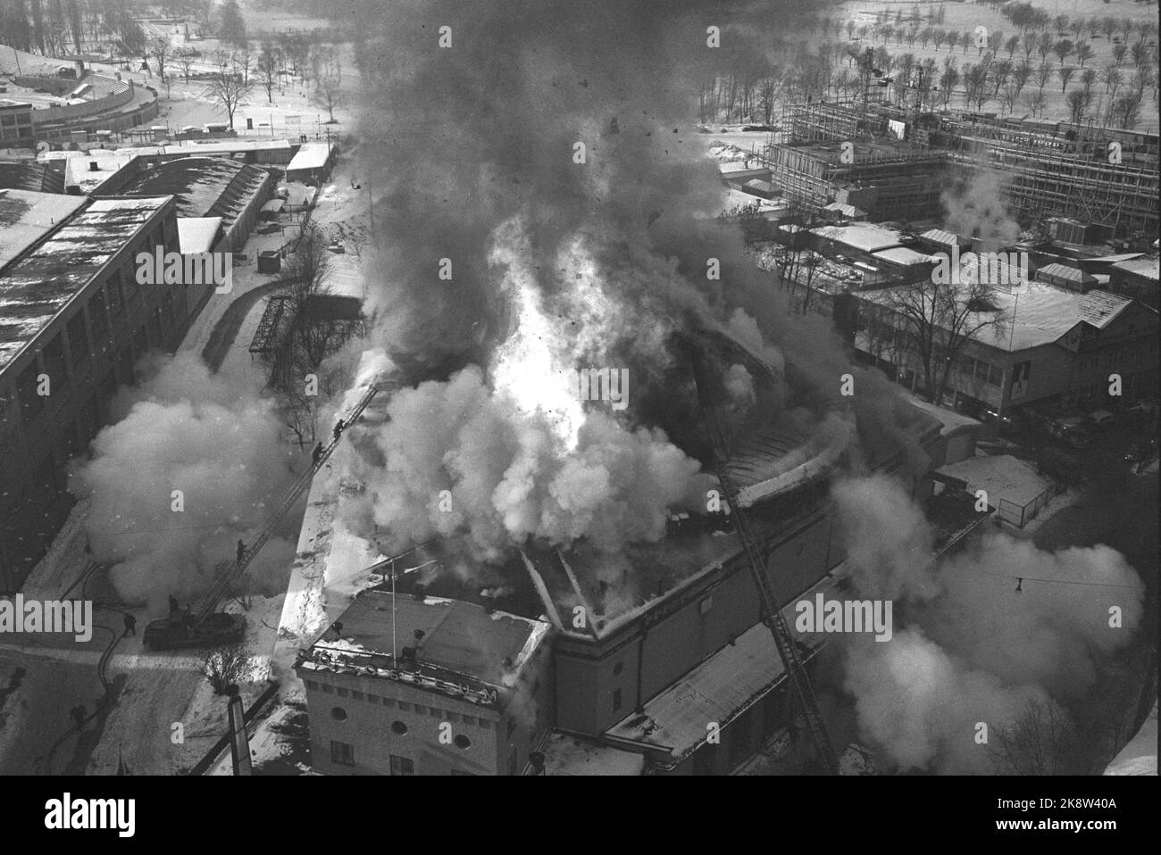Oslo 19630215 il cinema del Colosseo è in fiamme. Il fotografo del fotografo del Phillips Building, mentre la cupola si schianta insieme. Vigili del fuoco sul tetto TV. Nella foto. Immagine 4 su 6. Foto: Aage Storløkken / corrente / NTB Foto Stock
