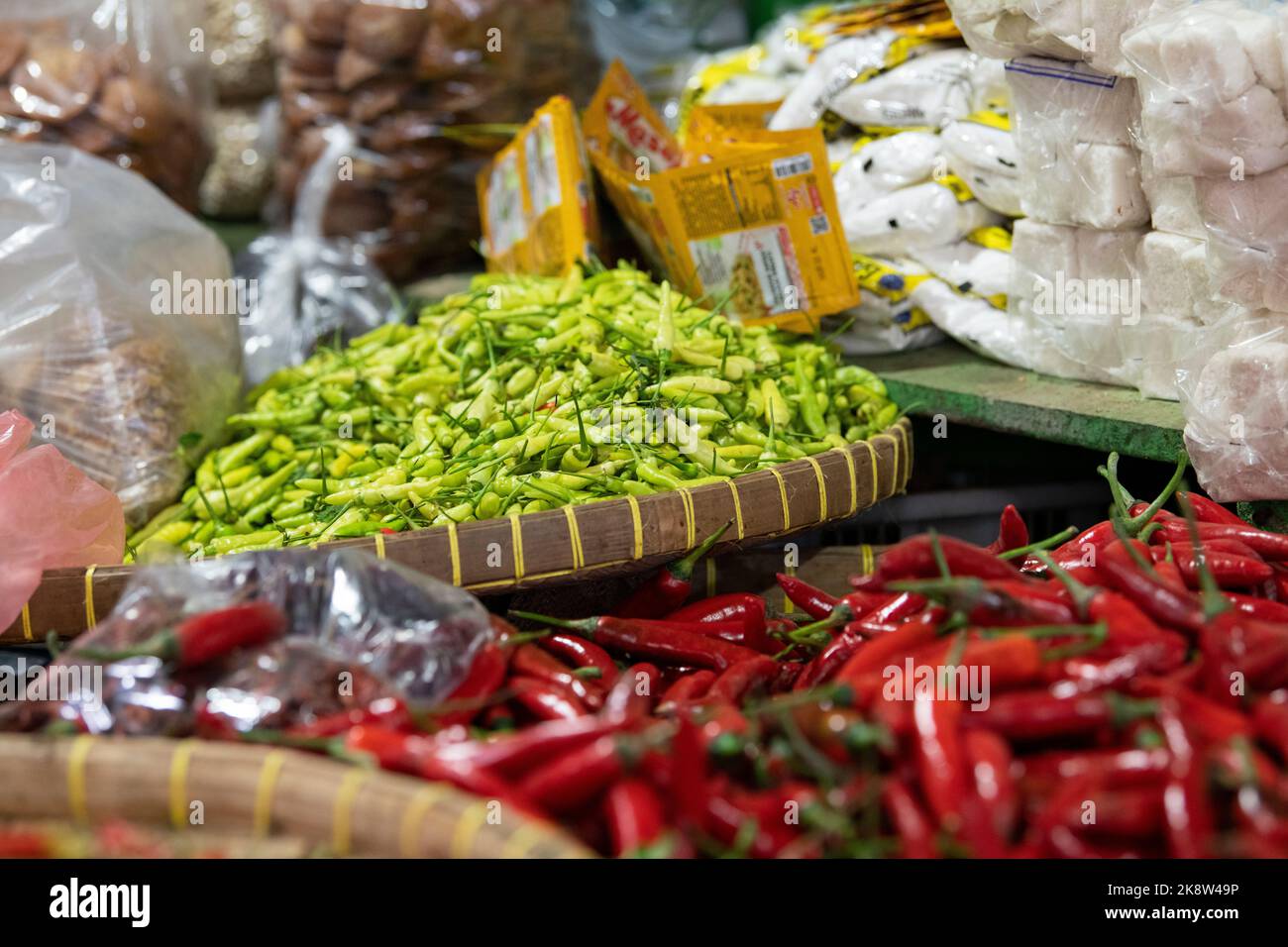 Indonesia, Java, Probolinggo, Pasar Baru Market, prodotti locali e mercato del pesce. Peperoncino rosso. Foto Stock