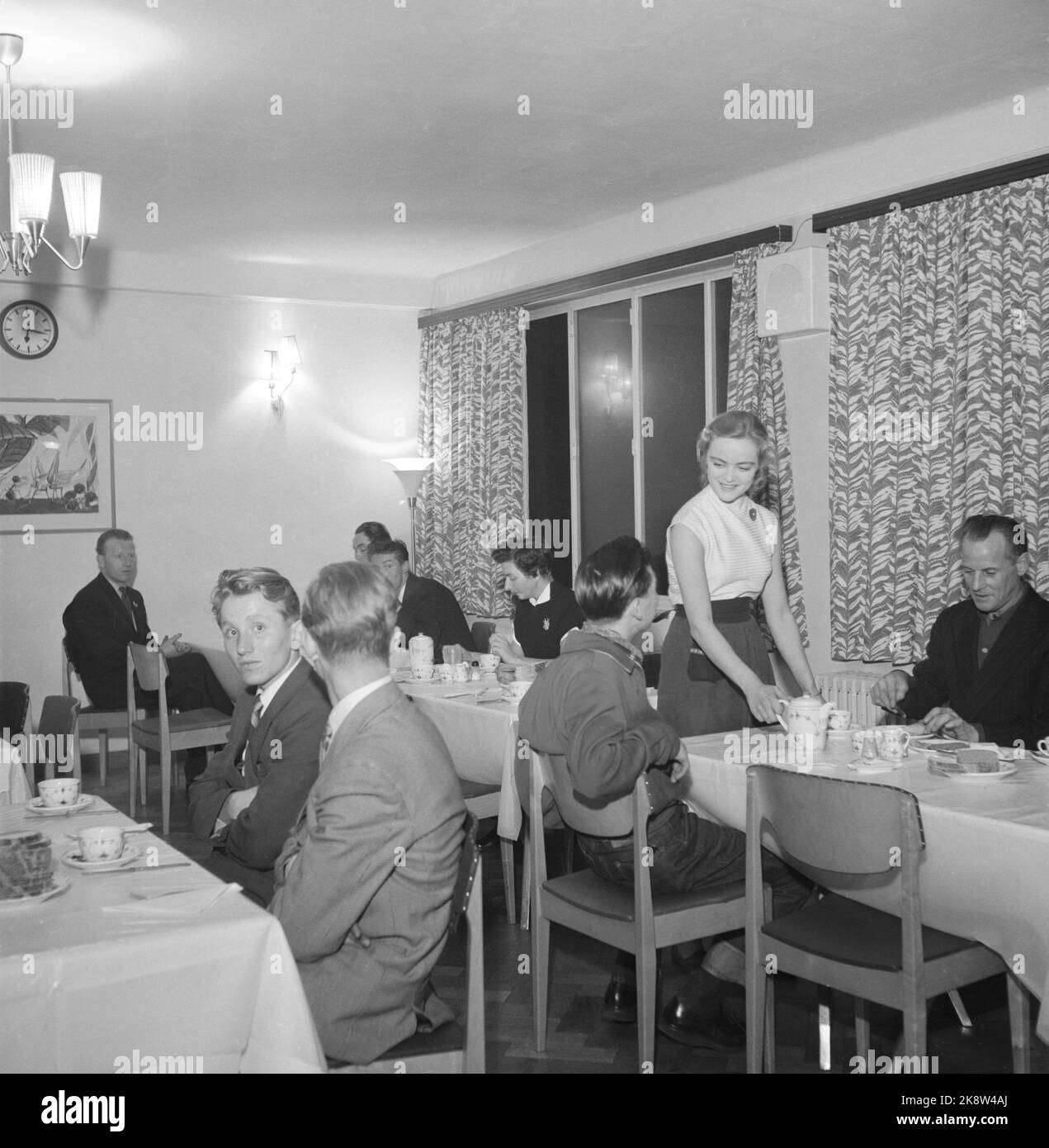 Anversa, 1956. L'Ufficio del benessere statale per la flotta commerciale ('Welfare') ha istituito 13 notte in importanti città portuali di tutto il mondo. Qui da Anversa, dove hanno iniziato l'attività nel 1948. 'Hotel Scandia' è l'ultimo piano della nuova casa marinara internazionale, che è stata aperta nel 1954. 'Qui dalla sala da pranzo al' Scandia 'che è luminoso e piacevole e il cibo è a buon mercato. La signora Bram, sposata con la segretaria danese del welfare, si inserisce bene nell'ambiente." Foto: Aage Storløkken / corrente / NTB Foto Stock