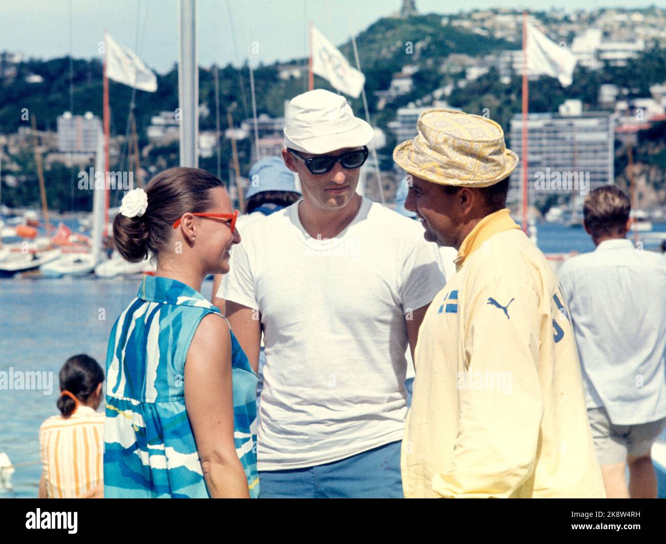 Città del Messico, Acapulco Ottobre 1968. Olimpiadi estive Messico. La coppia novella principessa Sonja e il principe ereditario Harald durante le Olimpiadi del Messico. Qui insieme al designer di barche Carlson. Sonja con coda di pony decorata con rosa. Foto: NTB / NTB Foto Stock