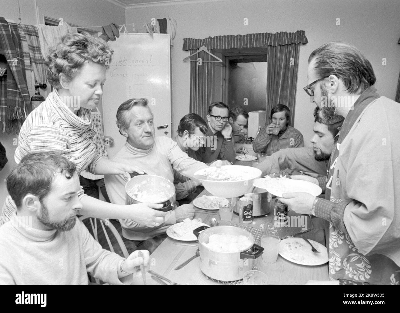 Hallingskeid 19720401 la Norwegian Tourist Association organizza qualcosa che chiamano Turveke ad Hallingskeid. Affittano la casa in pietra di NSB che era originariamente una caserma di costruzione per i ragazzi che costruirono la ferrovia di Bergen, e questa casa è la più comoda delle cabine incustodite dell'associazione turistica. Foto; Sverre A. Børretzen / corrente / NTB Foto Stock