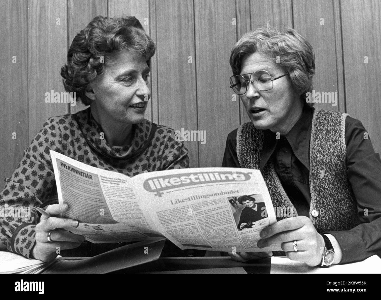 Oslo 19790314 Eva Kolstad (t.v.) divenne il primo mediatore mondiale per l'uguaglianza nel 1979. Qui insieme a Kirsten Myklevoll, allora ministro dei consumatori e dell'amministrazione. La legge norvegese sull'uguaglianza di genere e il Mediatore sono diventati un esempio per seguire il mondo. Foto di magazzino: NTB / NTB Foto Stock