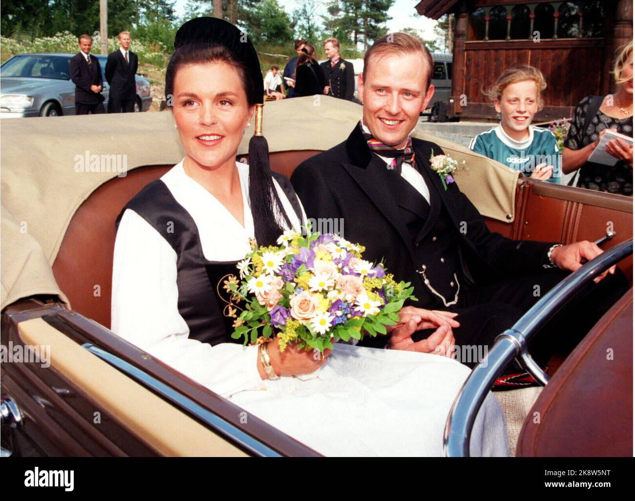 Alexander ferner (figlio della principessa Astrid, sig.ra ferner) sposò oggi il Margret islandese Gudmundsdottir nella cappella di Holmenkollen Scan photo: Cornelius Poppe Foto Stock