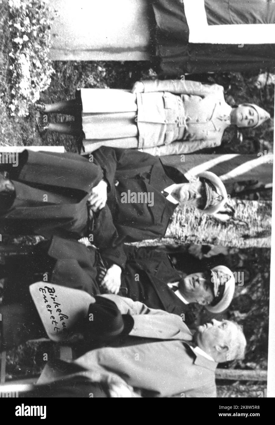 La solennità in Molde. Re Haakon e il principe ereditario Olav visitano Møre e Romsdal, tra le altre cose, per svelare la targa commemorativa eretta sul bordo della foresta a Molde, dove il re e il principe ereditario il 28 aprile 1940 cercavano rifugio per i bombardieri tedeschi. Lo scultore Hjalmar Hansen ha fatto il rilievo. Foto: NTB. Foto Stock
