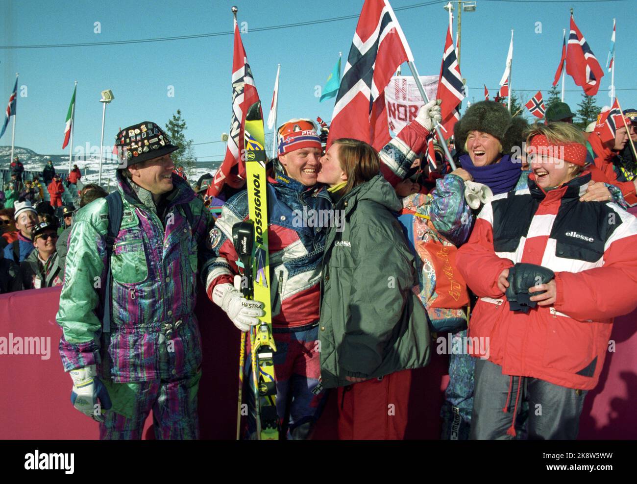 Hafjell 19940225. Olimpiadi invernali a Lillehammer Harald Chr. Strand Nilsen ha preso il bronzo nella combinazione alpina a Hafjell. Qui viene baciato e lodato dagli entusiasti spettatori norvegesi con bandiere norvegesi. Foto: Calle Törnström / NTB Foto Stock