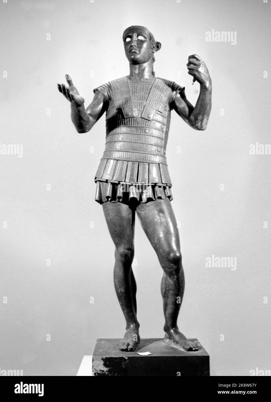 Oslo 19560127 sensazionale mostra di arte etrusca nella Casa degli Artisti. Gli Etruschi, un popolo antico in Italia, lasciarono grandi quantità di opere d'arte, tra le altre cose. Terakotta e bronzo. Ecco una scultura di un uomo in piena figura. Foto: NTB / NTB Foto Stock