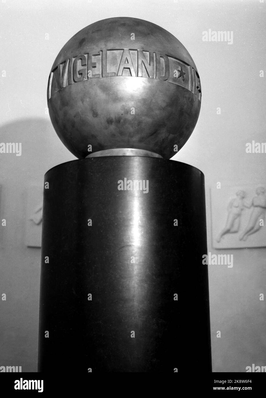 Oslo 19510504. L'urna con la cenere dello scultore Gustav Vigeland è al suo posto nella torre del Museo Vigeland. La cenere stessa si trova in una palla di bronzo chiusa, e in un rilievo intorno all'urna si trova il nome dell'artista, l'anno di nascita e la data. La sfera di bronzo si trova su un ripiano nero. La cenere è stata al crematorio e solo in questi giorni è entrata in vigore. Foto: NTB / NTB Foto Stock