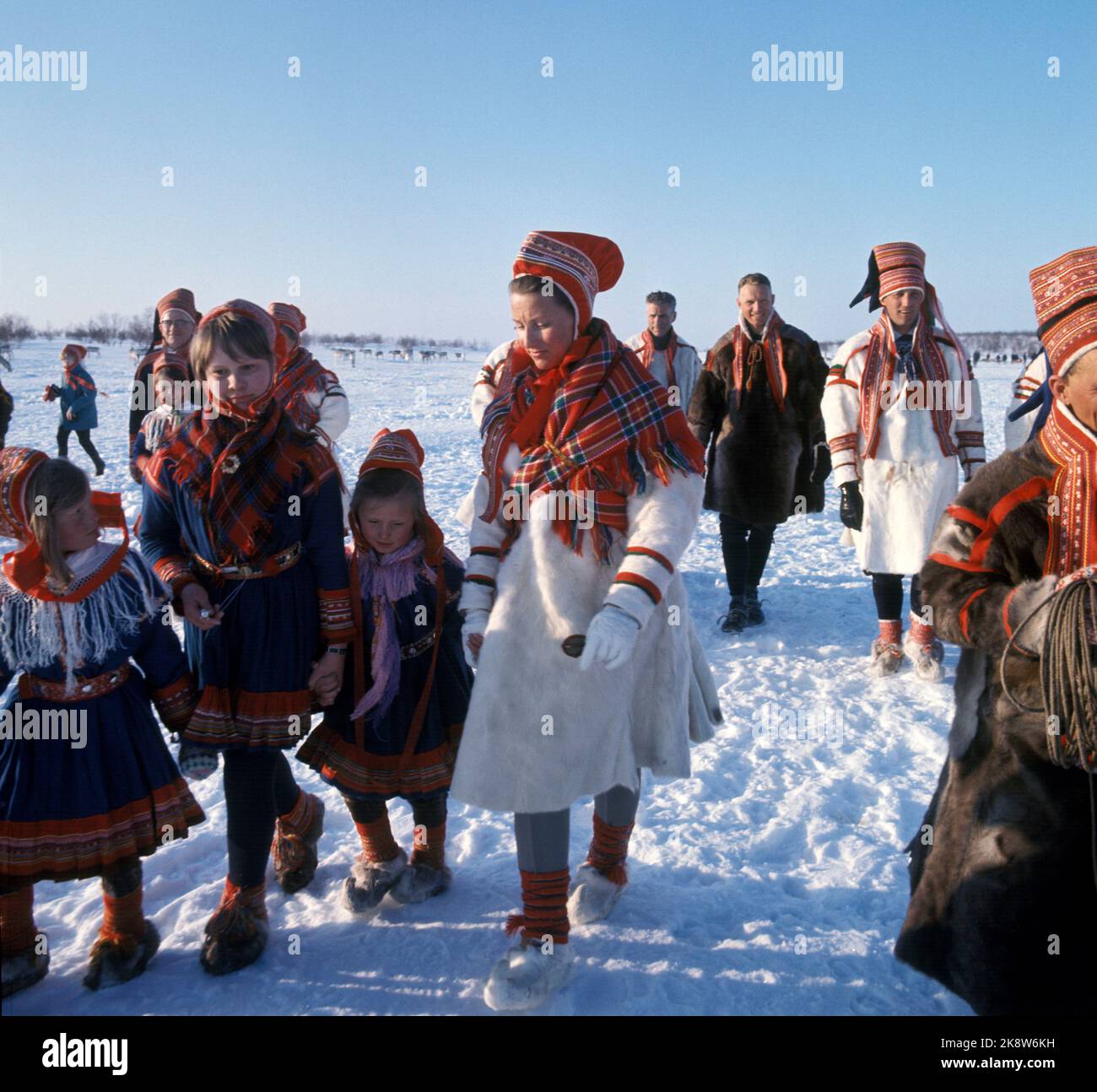 Finnmarksvidda Aprile 1969 la coppia del Principe ereditario visita Finnmark. Qui il principe ereditario Harald (retro) e la principessa ereditaria Sonja (al centro della foto) a Sameduits e insieme allo stesso bambino durante la visita a Finnmarksvidda. Foto: Jan Dahl / NTB / NTB Foto Stock