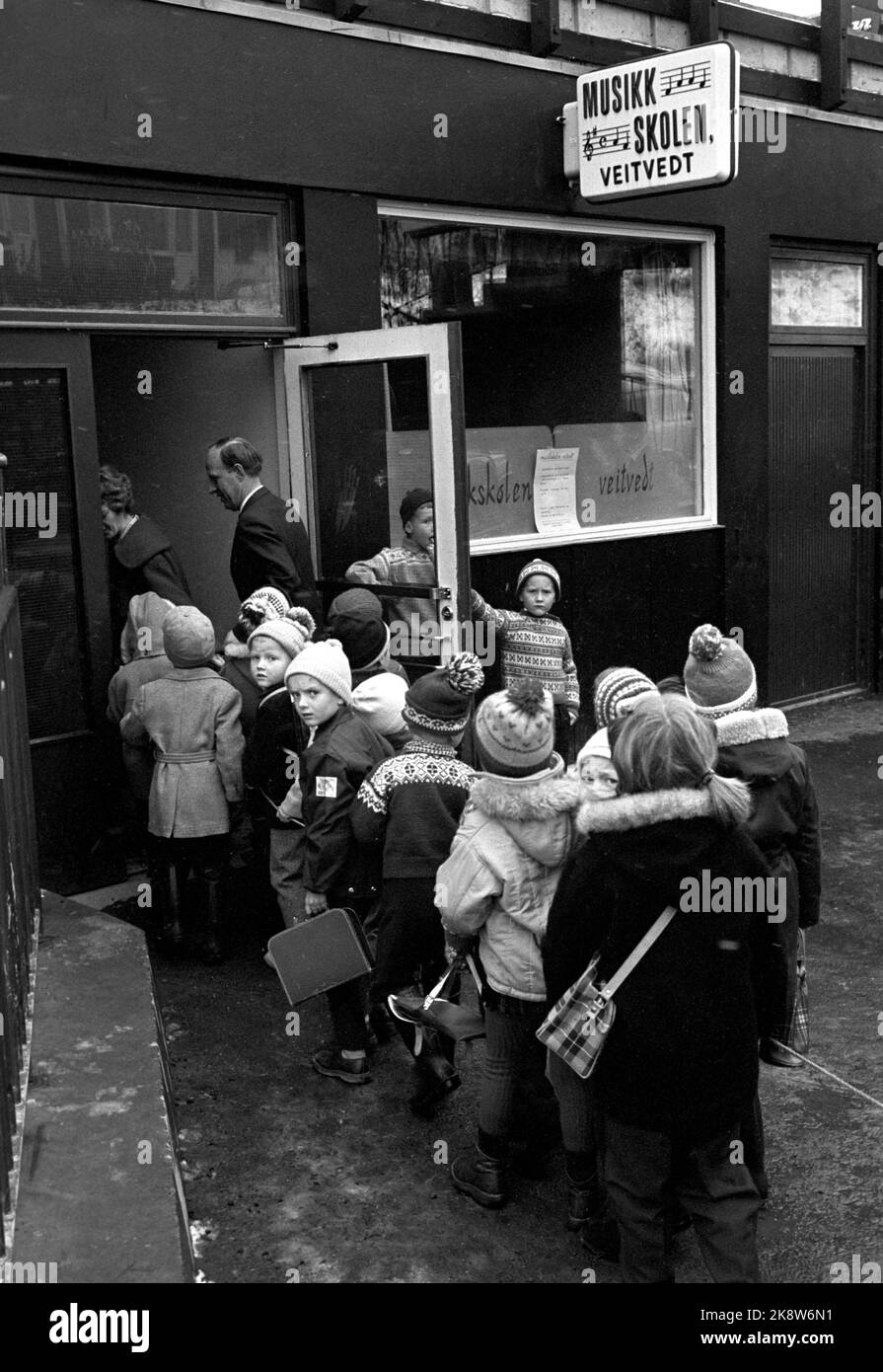 Oslo 196211. La scuola di musica di Veitvedt è la più grande della Norvegia. Qui, sia gli adulti che i bambini imparano a suonare diversi strumenti. Il regista prende gli studenti più giovani dal bus musicale, che raccoglie e porta gli studenti più giovani all'asilo di musica. Foto Sverre A. Børretzen / corrente / NTB Foto Stock