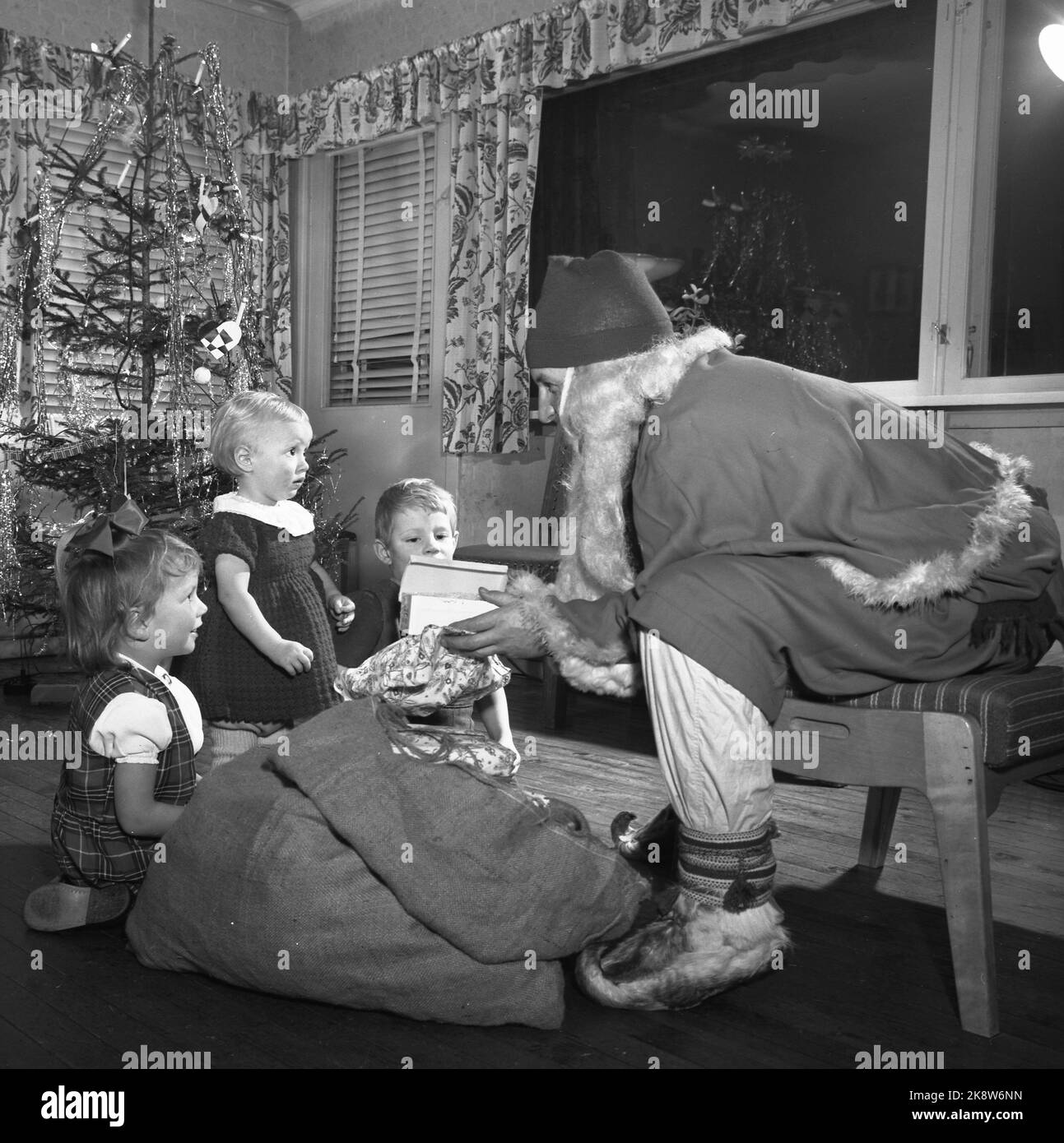 Oslo 195312. Infine, la vigilia di Natale è giunta. Sono i doni che sono Natale per i bambini. Qui vediamo bambini in attesa di ricevere i doni che la Babbo Natale ha in borsa. Foto: Sverre A. Børretzen / corrente / NTB Foto Stock