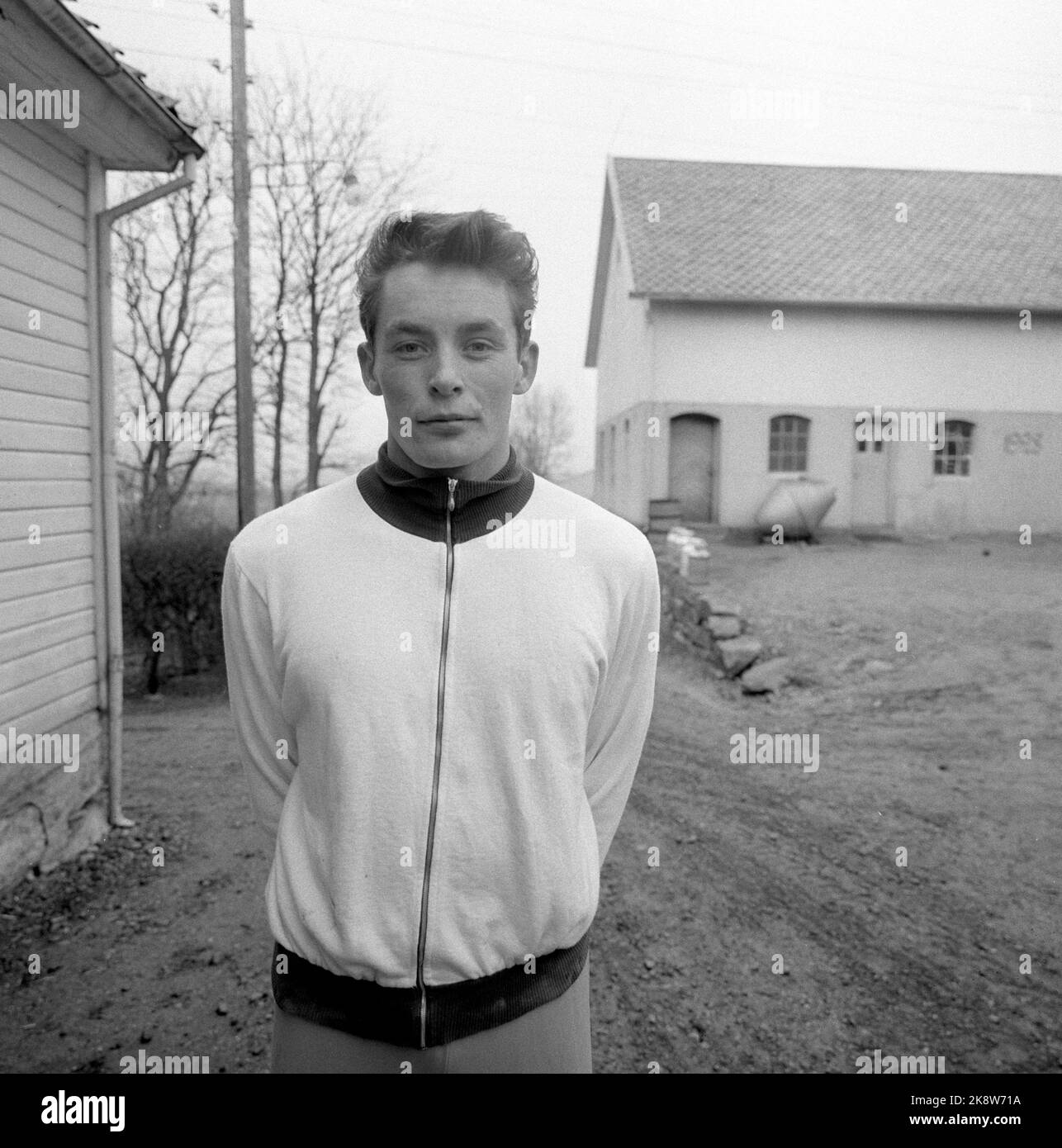 Jæren 19600507. L'unico partecipante norvegese alle Olimpiadi Åge Storhaug (22 anni) si allena a casa a Løa su Jæren. Attualmente Åge Storhaug sta praticando le 60 esercitazioni olimpiche obbligatorie. Quando le giornate scolastiche sono finita, Åge tira dentro il vestito di addestramento e esce nel fienile per allenarsi. Foto: Ivar corrente di Aaserud / NTB Foto Stock