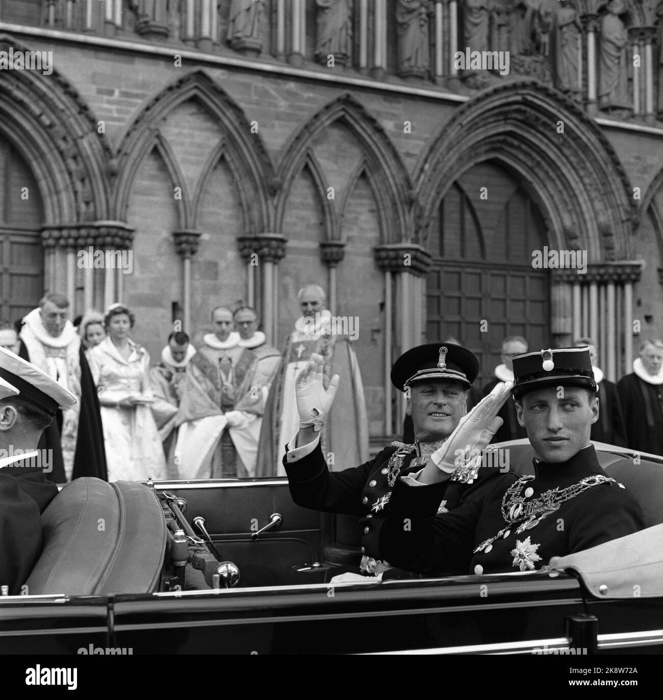 Trondheim 19580622 SIGNINGEN di King Olav. Re Olav (TV) e il principe ereditario Harald fanno stipendi e ondeggia il pubblico dalla macchina, dopo il re del re nella Cattedrale di Nidaros. Foto: Sverre A. Børretzen / corrente / NTB Foto Stock