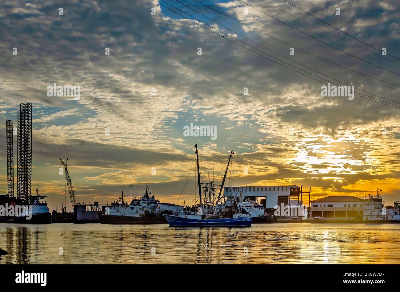 Una nave per gamberetti passa accanto a Signet Shipbuilding & Repair, un cantiere navale di proprietà di Signet Maritime Corporation, 4 ottobre 2022, a Pascagoula, Mississippi. La nave Foto Stock