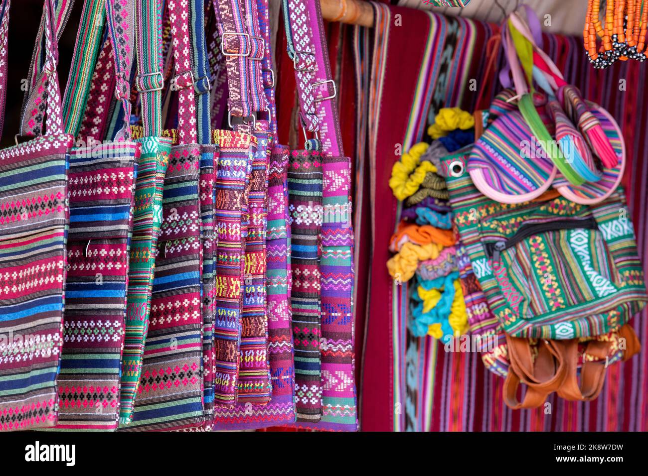 Sud-est asiatico, Timor orientale, alias Timor orientale Leste, capitale di Dili. Mercato del tessuto aka mercato del Tais. Tessuti tradizionali timoresi. Foto Stock