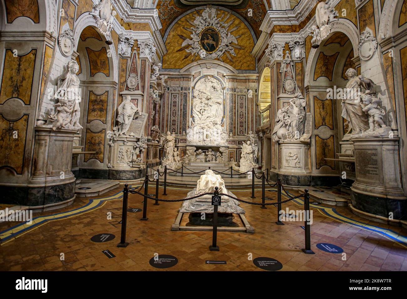 Vista generale della sala principale al centro della navata centrale della Cappella Sansevero, scultura a grandezza naturale in marmo bianco dell'artista Giuseppe Sammartino nel 1753, raffigurante il Signore Gesù Cristo morto, coperta da una copertura trasparente realizzata dallo stesso blocco della statua. Foto Stock