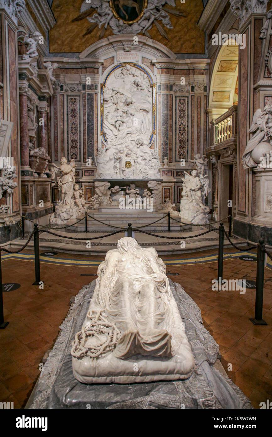 Vista generale della sala principale al centro della navata centrale della Cappella Sansevero, scultura a grandezza naturale in marmo bianco dell'artista Giuseppe Sammartino nel 1753, raffigurante il Signore Gesù Cristo morto, coperta da una copertura trasparente realizzata dallo stesso blocco della statua. Foto Stock
