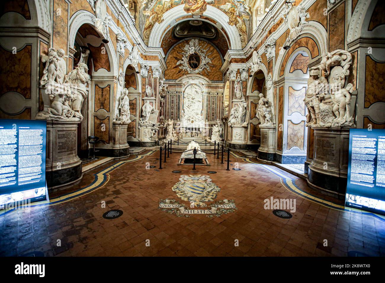 Vista generale della sala principale al centro della navata centrale della Cappella Sansevero, scultura a grandezza naturale in marmo bianco dell'artista Giuseppe Sammartino nel 1753, raffigurante il Signore Gesù Cristo morto, coperta da una copertura trasparente realizzata dallo stesso blocco della statua. Foto Stock