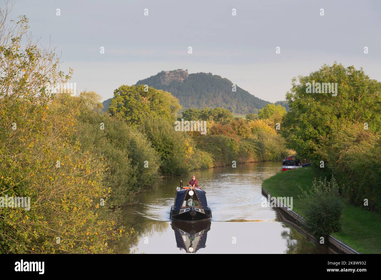 Una nave da crociera in serata Sunshine sul canale Shropshire Union di fronte alle Rocky Crags del Castello di Beeston a Cheshire Foto Stock