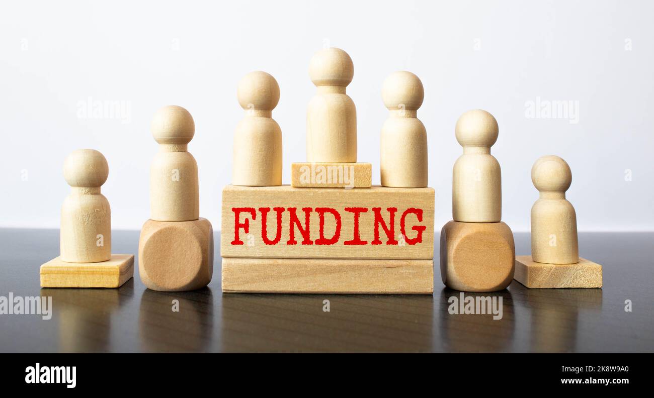 PAROLA DI FINANZIAMENTO scritta su blocco di legno. Foto Stock