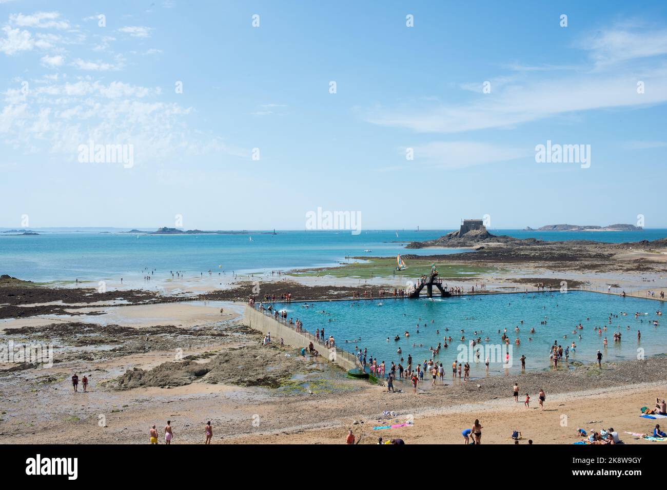 Spiaggia di Saint Malo, con piscina con acqua salata. Francia Foto Stock