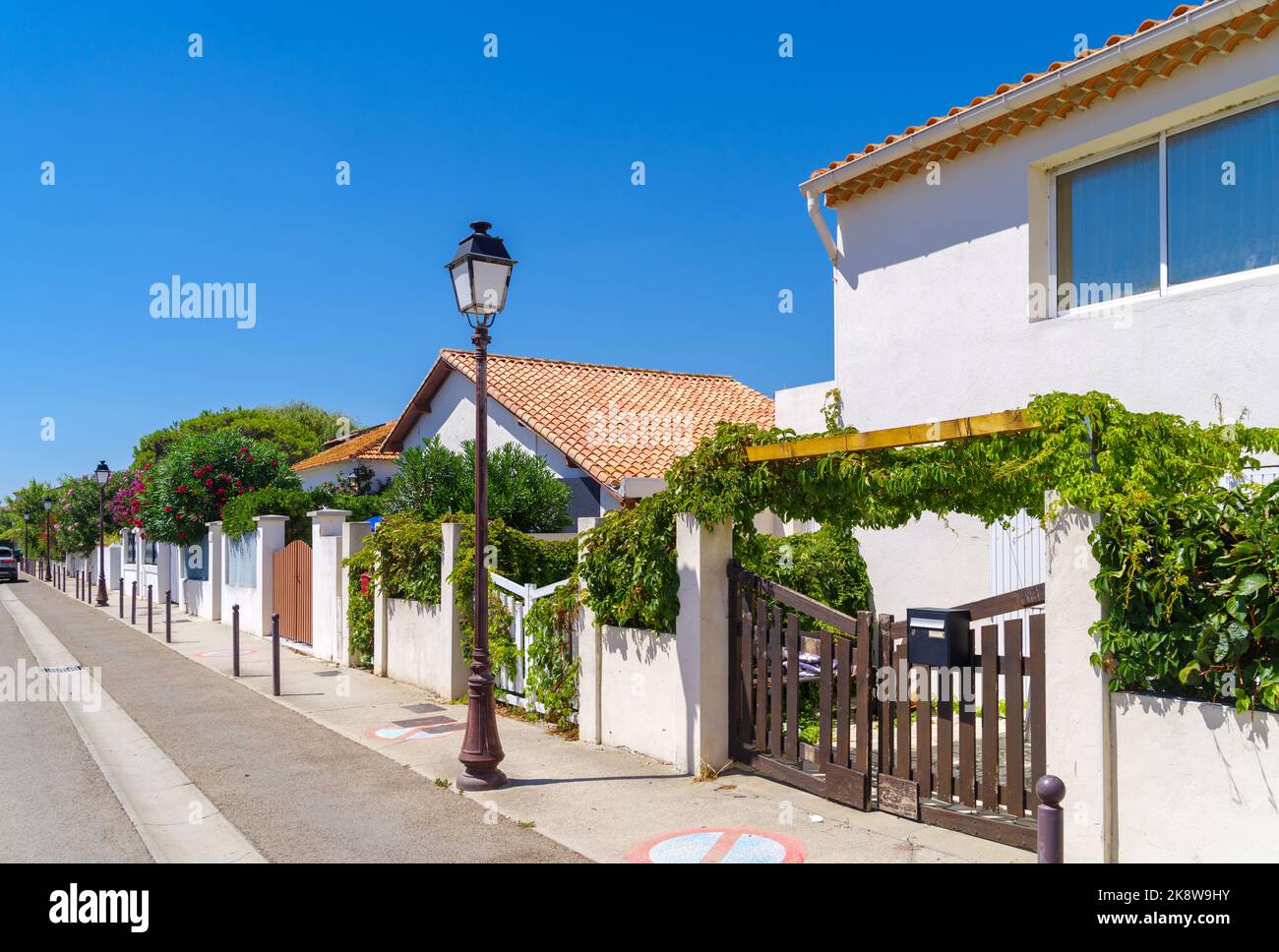 belle case in una zona residenziale mediterranea Foto Stock