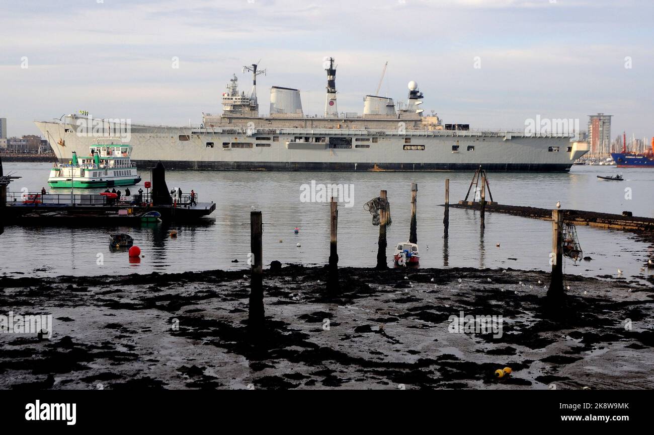 L'ultima portaerei della Royal Navy HMS Illustrious lascia Portsmouth nel suo ultimo viaggio verso un cantiere in Turchia. PIC MIKE WALKER. FOTO DI MIKE WALKER,2016 Foto Stock