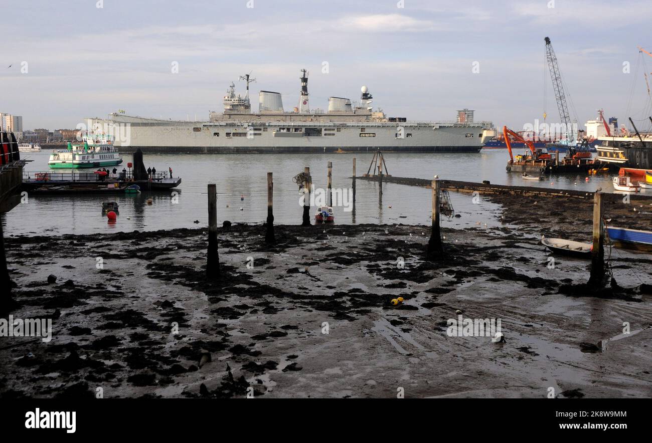 L'ultima portaerei della Royal Navy HMS Illustrious lascia Portsmouth nel suo ultimo viaggio verso un cantiere in Turchia. FOTO DI MIKE WALKER.2016 DI MIKE WALKER Foto Stock