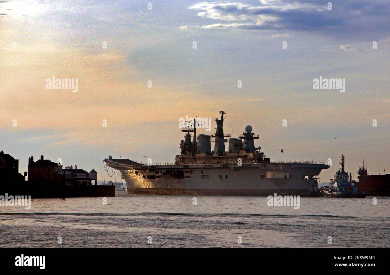 L'ultima portaerei della Royal Navy HMS Illustrious lascia Portsmouth nel suo ultimo viaggio verso un cantiere in Turchia. PIC MIKE WALKER. FOTO DI MIKE WALKER,2016 Foto Stock
