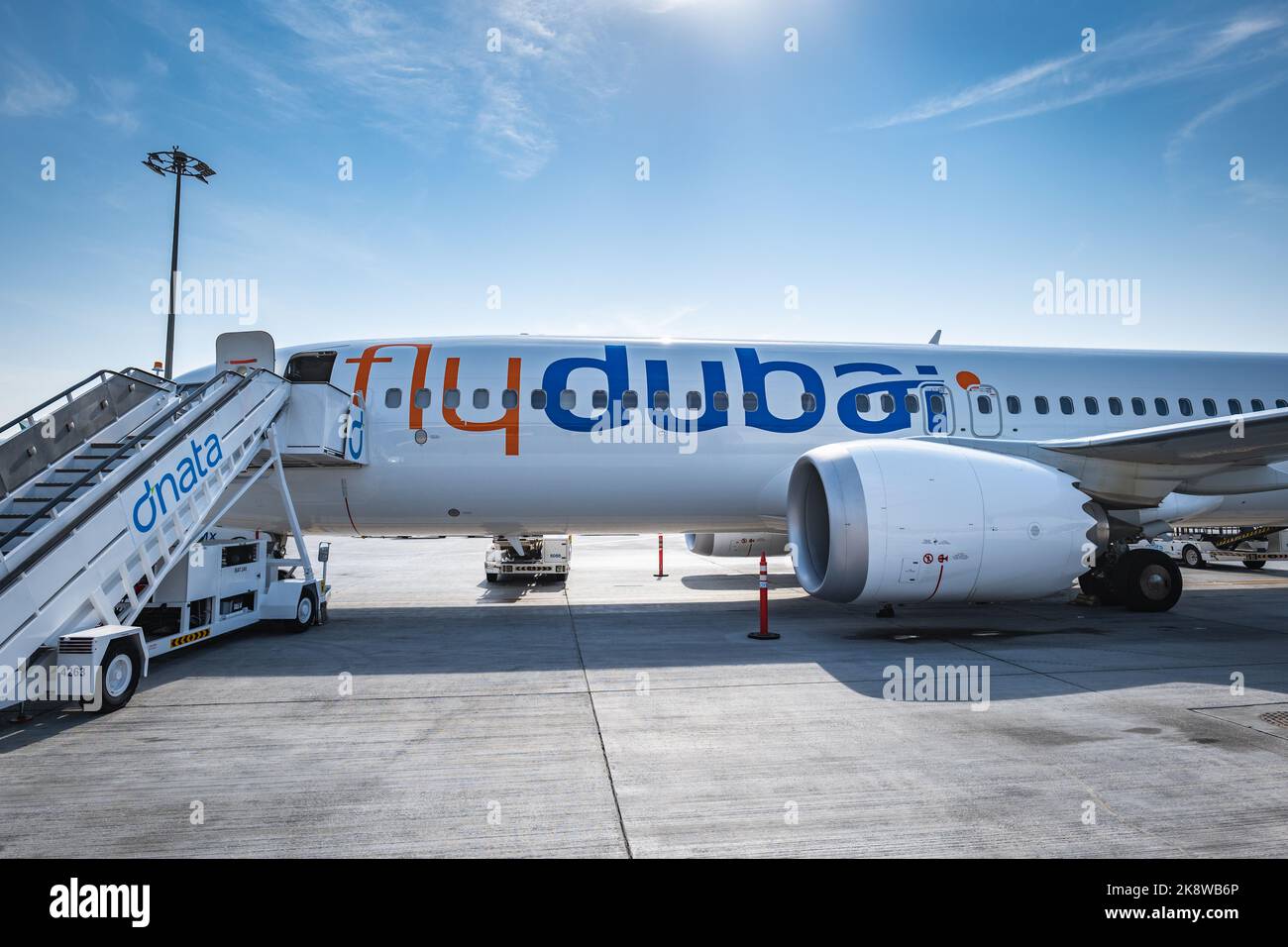 Dubai, Emirati Arabi Uniti - 2022 ottobre: Volo di un aereo di Dubai all'aeroporto di Dubai. Flydubai è una compagnia aerea low-cost a Dubai, negli Emirati Arabi Uniti Foto Stock