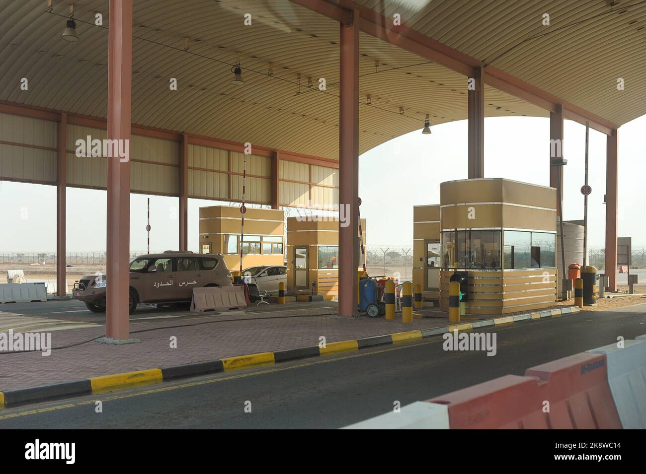 Hatta checkpoint di frontiera durante il giorno, attraversando gli Emirati Arabi Uniti. Questo ex territorio dell'Oman divenne un'enclave interna di Dubai intorno al 1850. Foto Stock