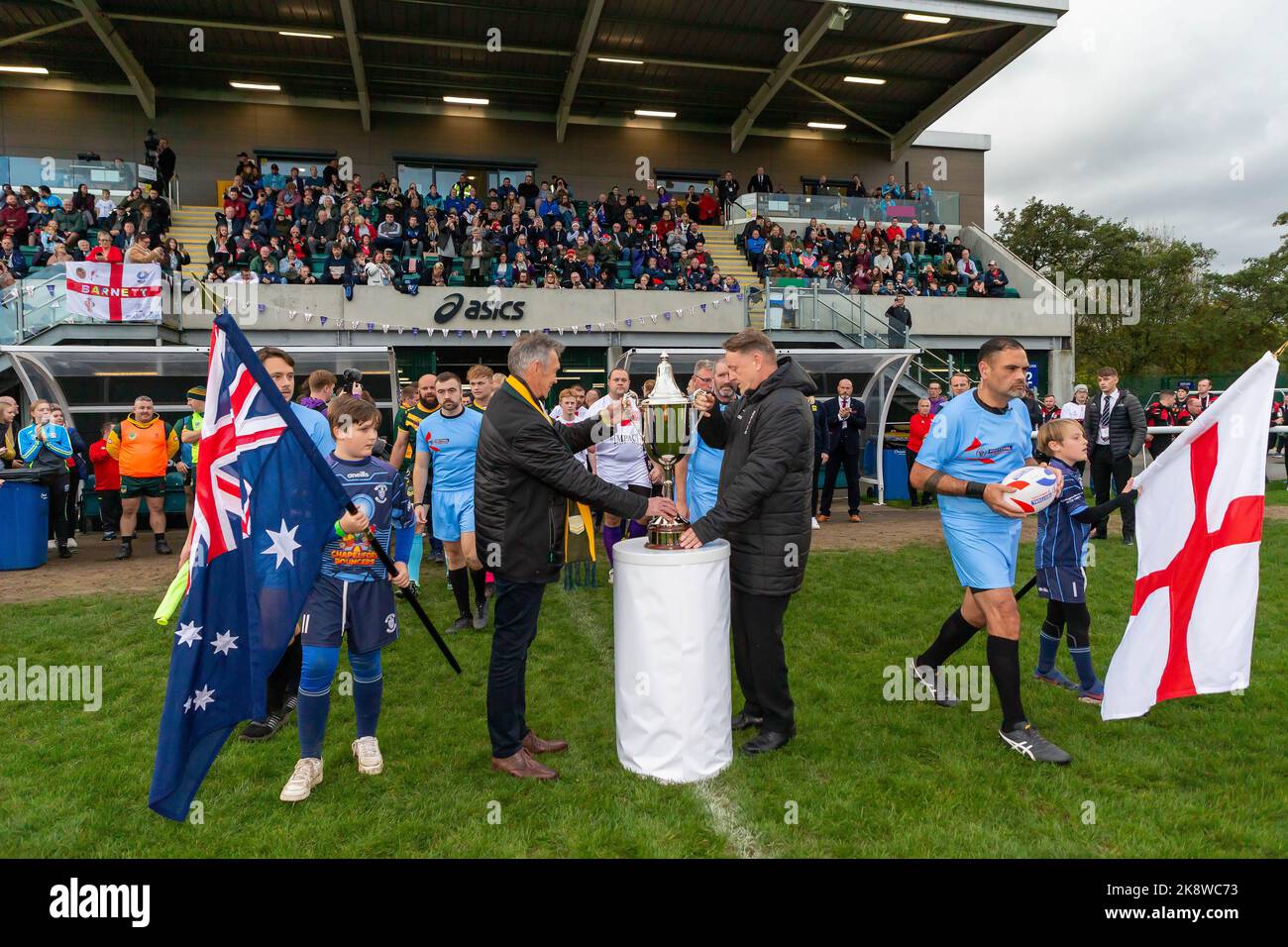 Disabili fisici Coppa del mondo di Rugby League a Victoria Park. La Coppa viene portata fuori prima della partita Inghilterra/Australia Foto Stock
