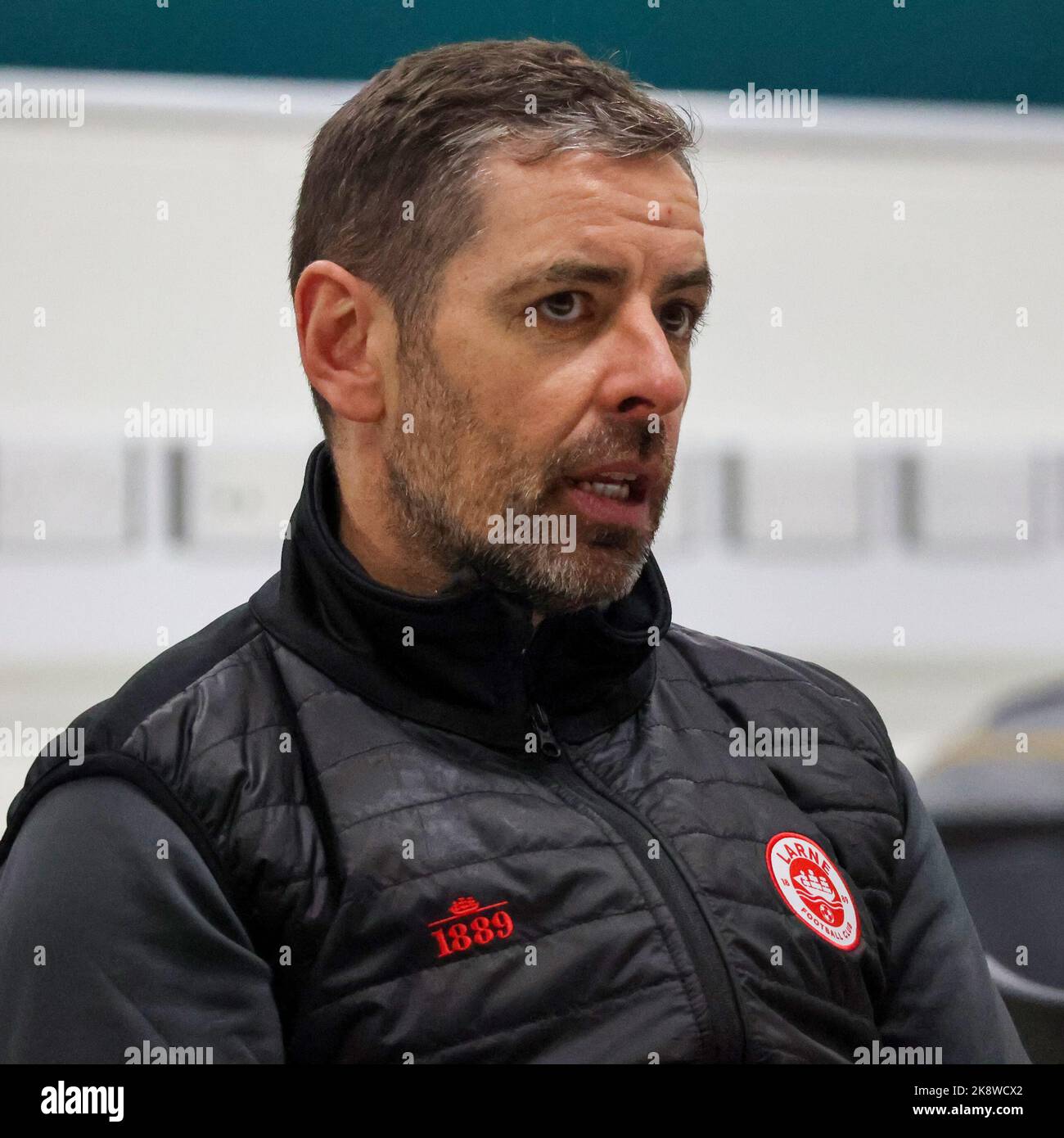 Windsor Park, Belfast, Irlanda del Nord, Regno Unito. 22 Ott 2022. Danske Bank Premiership – Linfield 2 Larne 4. Il manager del Larne Football Club Tiernan Lynch parla dopo la partita in un'intervista mediatica. Foto Stock