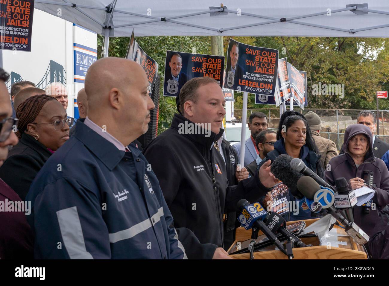 NEW YORK, NEW YORK - OTTOBRE 24: Il candidato repubblicano per il governatore del Congresso di New York Lee Zeldin parla alla sua conferenza stampa di approvazione da parte della New York City Correction Officers Benevolent Association (COBA) accanto al segno di Rikers Island il 24 ottobre 2022 nel quartiere Queens di New York City. Il congressista Zeldin è avallato da molti sindacati statali di New York. Foto Stock