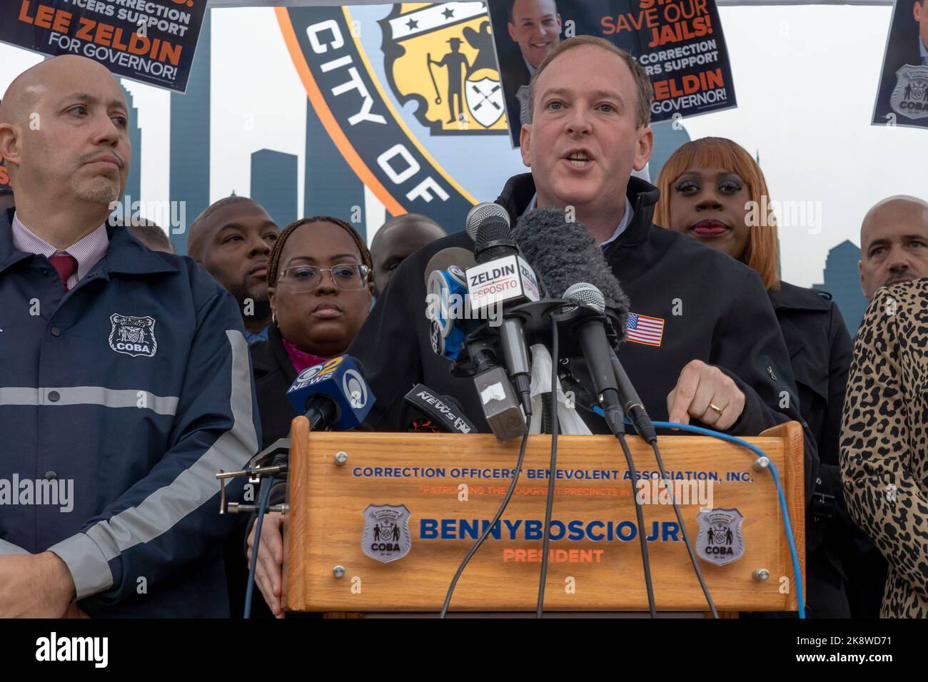 NEW YORK, NEW YORK - OTTOBRE 24: Il candidato repubblicano per il governatore del Congresso di New York Lee Zeldin parla alla sua conferenza stampa di approvazione da parte della New York City Correction Officers Benevolent Association (COBA) accanto al segno di Rikers Island il 24 ottobre 2022 nel quartiere Queens di New York City. Il congressista Zeldin è avallato da molti sindacati statali di New York. Foto Stock