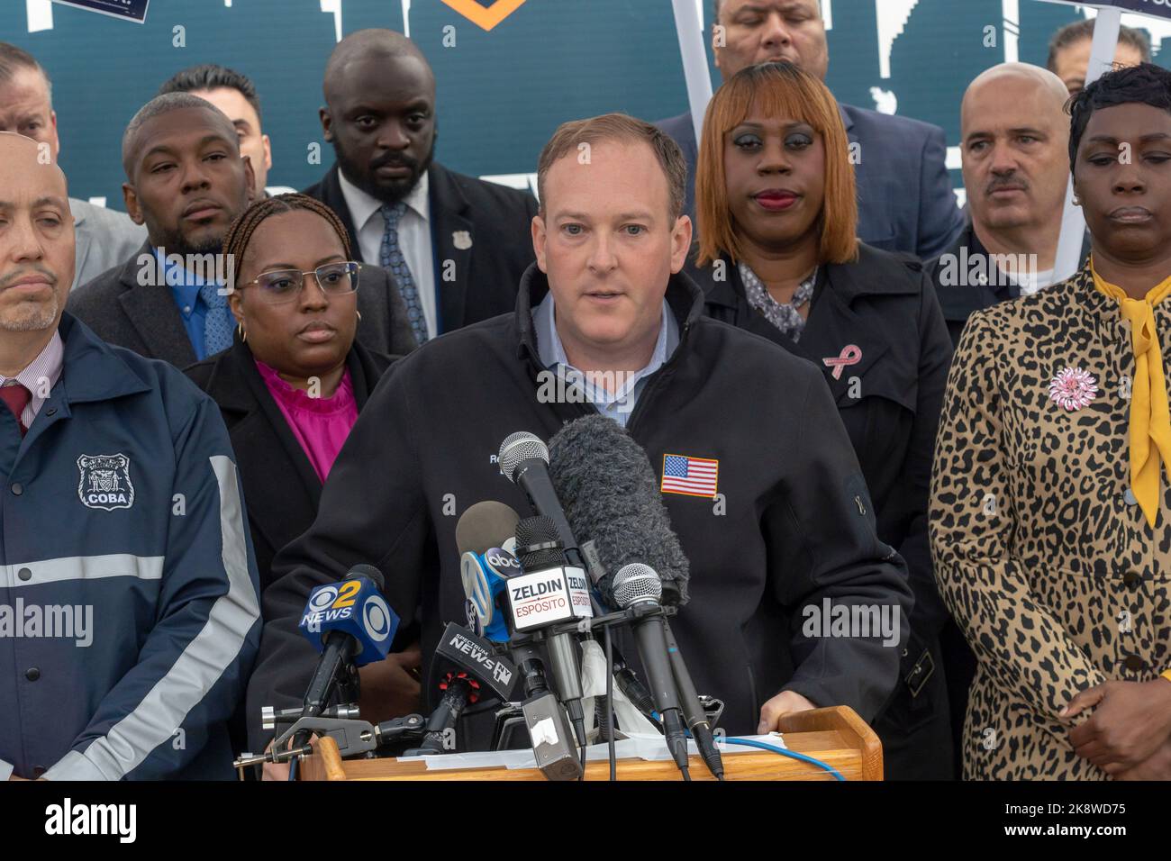 NEW YORK, NEW YORK - OTTOBRE 24: Il candidato repubblicano per il governatore del Congresso di New York Lee Zeldin parla alla sua conferenza stampa di approvazione da parte della New York City Correction Officers Benevolent Association (COBA) accanto al segno di Rikers Island il 24 ottobre 2022 nel quartiere Queens di New York City. Il congressista Zeldin è avallato da molti sindacati statali di New York. Foto Stock